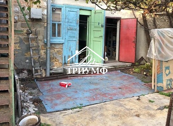 Продается добротный 2-х этажный дом в Центре под реконструкцию.