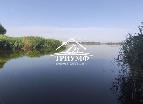 Редкий вариант - отдельностоящий дом с большим участком 8 сот и прямым выходом на реку!
