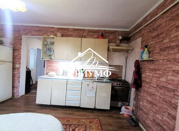 Добротный дом с гаражом и участком.