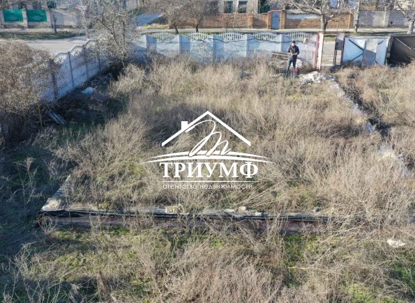 Участок с фундаментом под строительство на Таврическом.