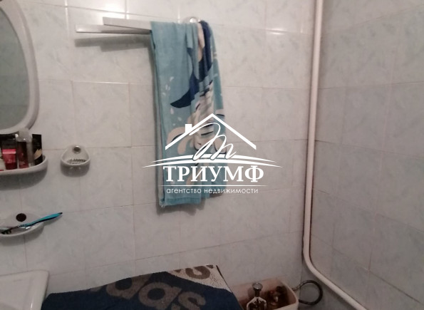 Добротный дом с гаражом и участком.