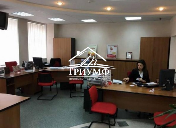 Отдельностоящее трехэтажное здание в самом центре города!!!