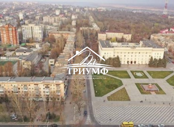 Двухэтажный дом на приватизированном участке 2,5 сотки на площади Свободы