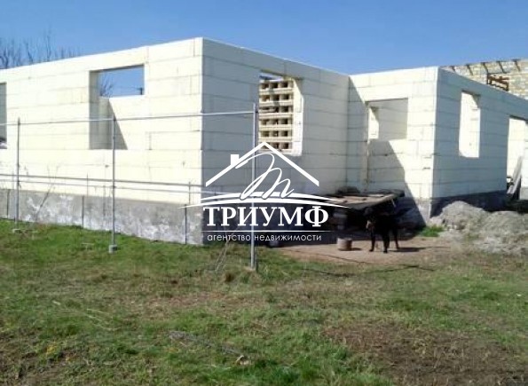 Отличный участок с хорошим торгом!!!Правильной формы с застройкой из термоблоков!