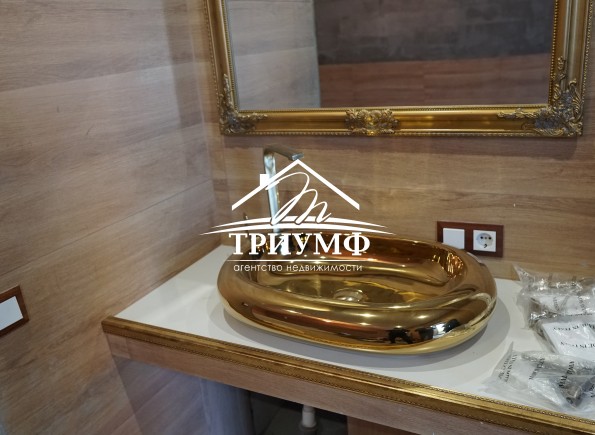 Дом с видом на реку с современным ремонтом