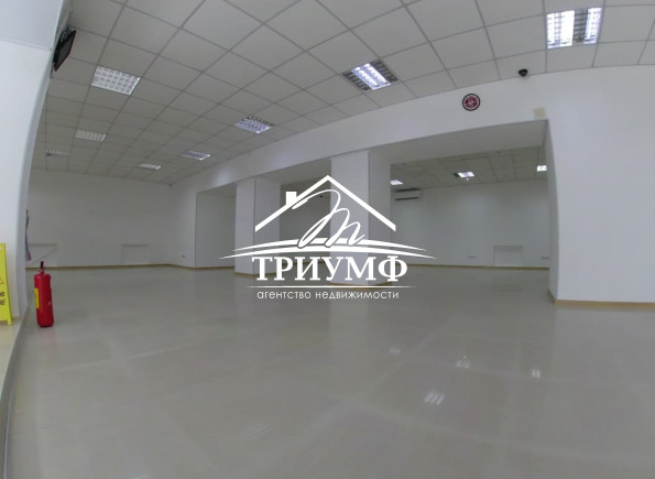 Помещение с широким витринным фасадом на Таврическом!