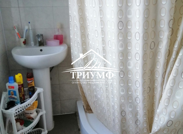 Продам  добротный дом в центре Камышаны для большой семьи!