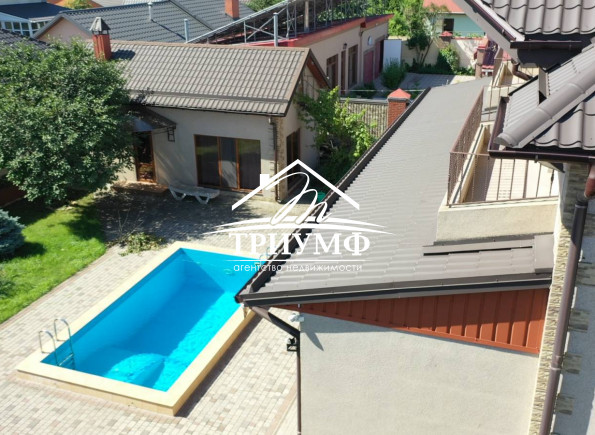 Качественный дом в коттеджном городе на пр. Сенявина с бассейном!