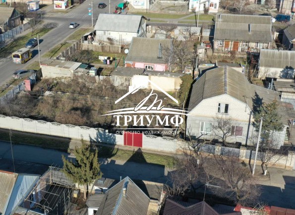 Участок с фундаментом под строительство на Таврическом.