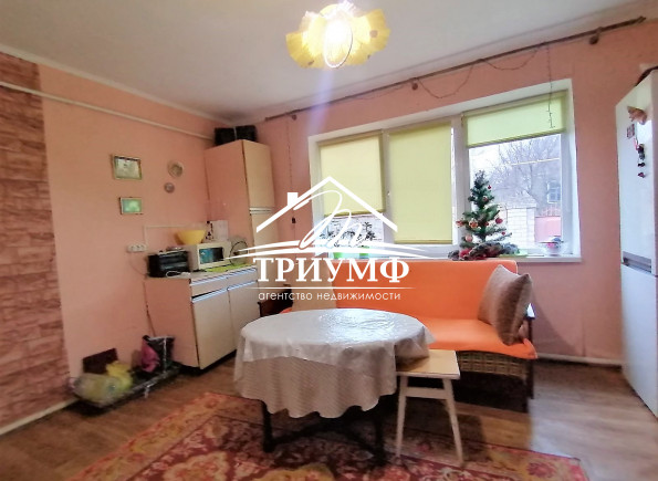 Добротный дом с гаражом и участком.