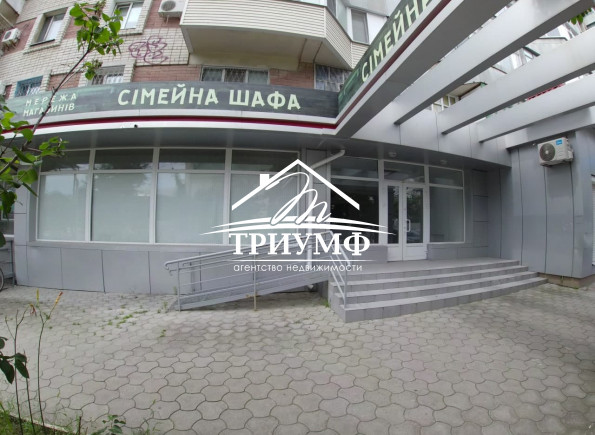 Помещение с широким витринным фасадом на Таврическом!