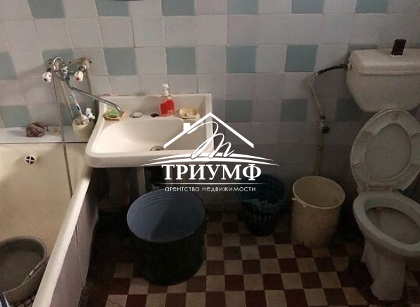 Продается добротный 2-х этажный дом в Центре под реконструкцию.