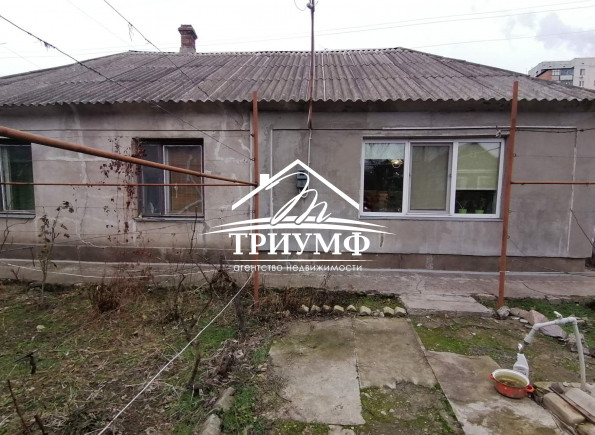 Добротный дом с гаражом и участком.