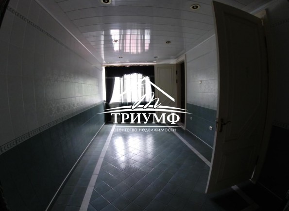 Большое здание в городе с участком 40 сот!