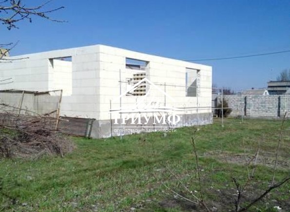 Отличный участок с хорошим торгом!!!Правильной формы с застройкой из термоблоков!