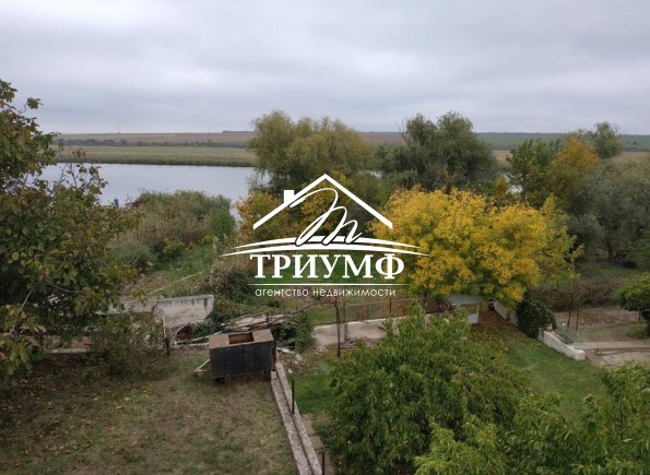 Загородный дом в очень красивом  месте!  Дача у воды со своей пристанью!