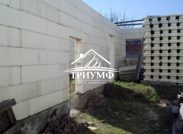 Отличный участок с хорошим торгом!!!Правильной формы с застройкой из термоблоков!